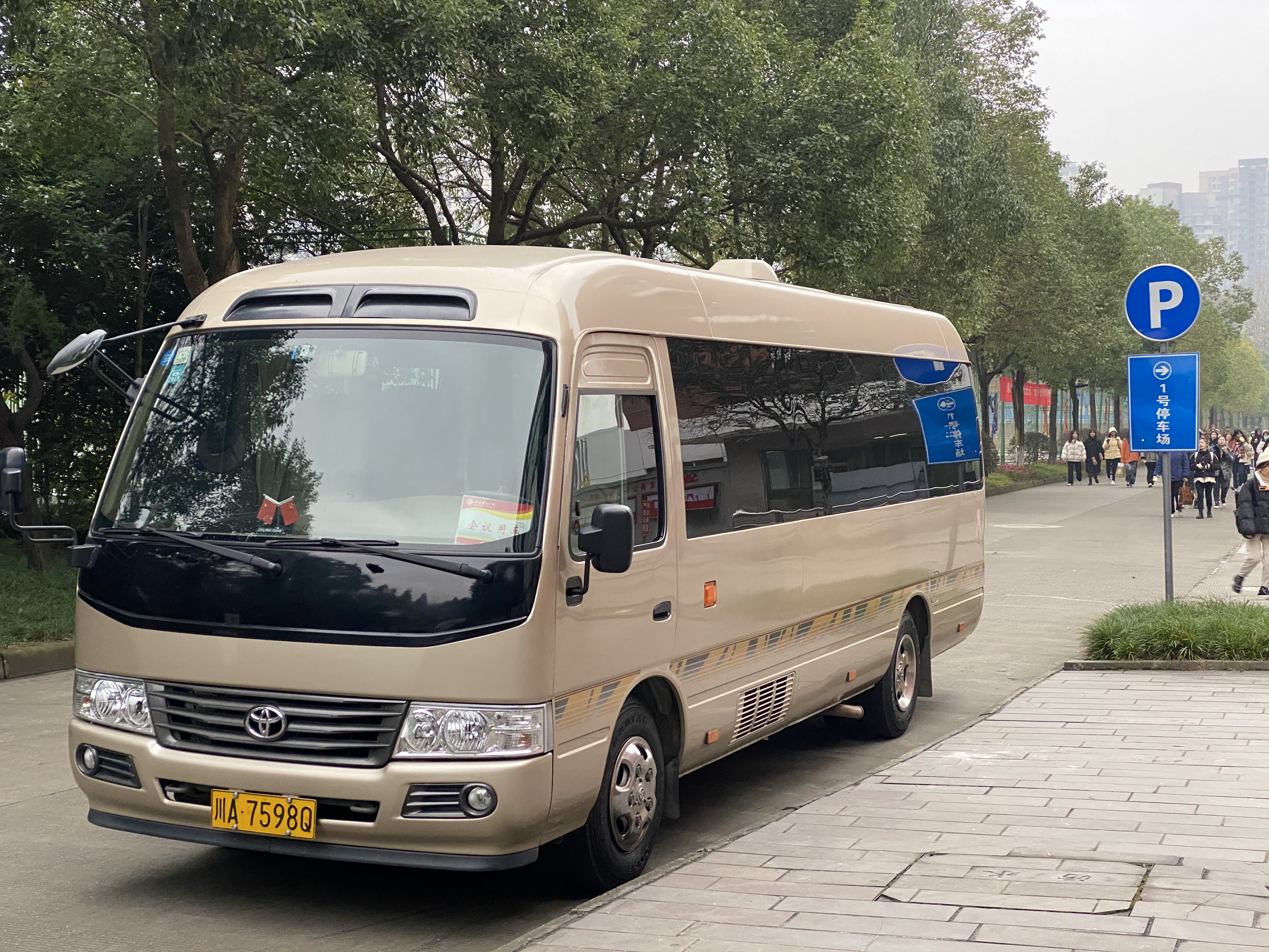 成都包車帶司機多少錢一天