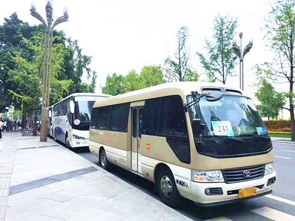 成都租19座中巴車(chē)一天多少錢(qián)